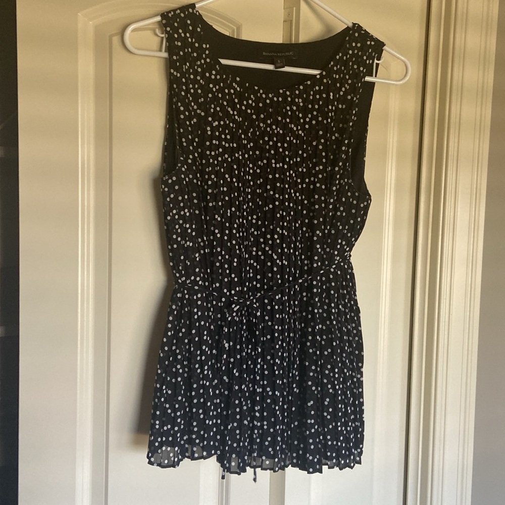 Banana Republic pleated black white dot sleeveless top. Lined. Small
